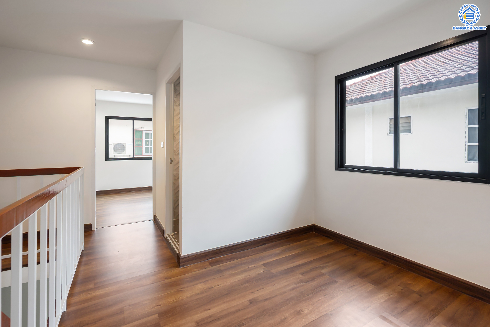 บ้านมืองสองตกแต่งใหม่ ม.พระปิ่น 2 บรมราชชนนี บ้านพร้อมอยู่ หลังใหญ่ บนเนื้อที่ 25.6 ตร.ว. ฟังก์ชัน 2 ห้องนอน 2 ห้องน้ำ 1 ที่จอดรถ บนทำเลศักยภาพ เดินทางสะดวก เชื่อมต่อถ.บรมราชชนนี, ถ.ศาลาธรรมสพ ใกล้ม.มหิดล และจุดขึ้นทางด่วน "ศรีรัช"